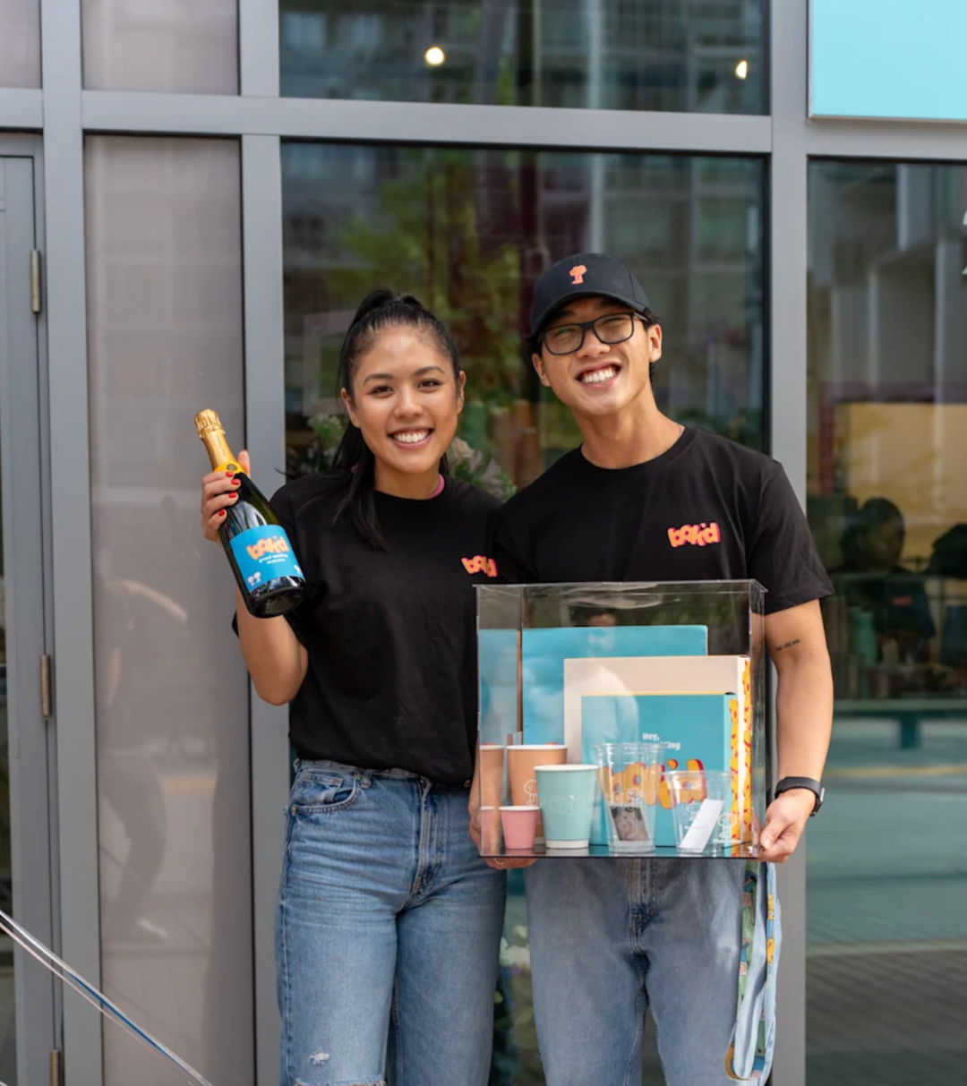 加拿大亚裔姐弟卖好吃的，年收冲上200万! 一开始只想赚$1000！大家排长龙疯抢