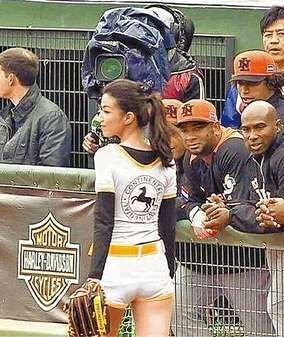 WBC台湾正妹球童回眸一笑爆红 荷兰球员看得目不转睛(图)
