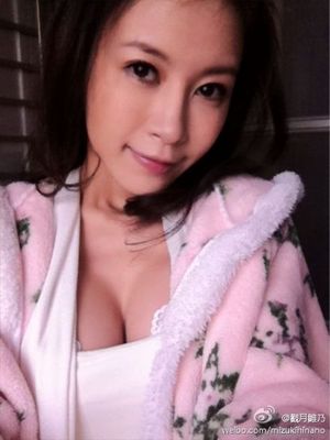 台湾籍AV女优观月雏乃发全裸自拍照 要性不要爱(组图)