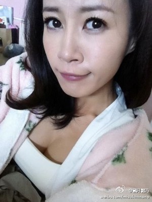 台湾籍AV女优观月雏乃发全裸自拍照 要性不要爱(组图)