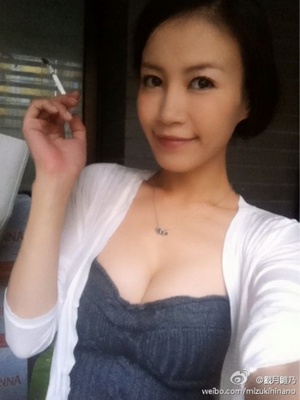 台湾籍AV女优观月雏乃发全裸自拍照 要性不要爱(组图)