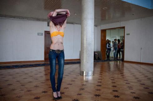 实拍：西伯利亚女模培训机构 当地美女集中营(组图)