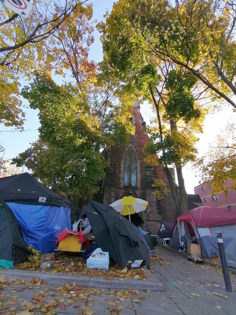 多伦多教堂前帐篷丛令人瞠目