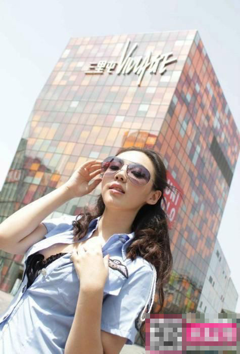 北京街头惊现“艳照门”制服女 模仿张柏芝(组图)