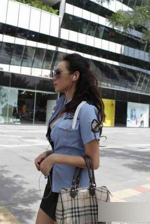 北京街头惊现“艳照门”制服女 模仿张柏芝(组图)
