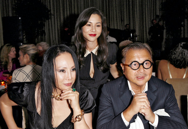 2006年，周女士与丈夫周英华，周英华的女儿周佳纳。