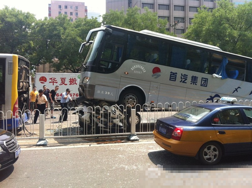 北京惨烈车祸 大巴把警车压成铁饼 车内警察身亡(高清组图)