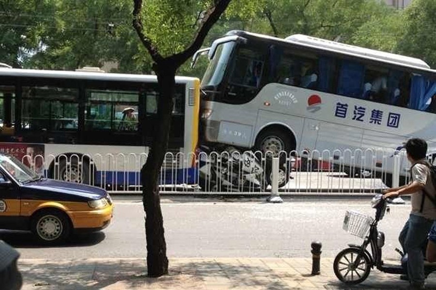 北京惨烈车祸 大巴把警车压成铁饼 车内警察身亡(高清组图)
