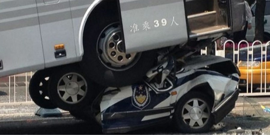 北京惨烈车祸 大巴把警车压成铁饼 车内警察身亡(高清组图)
