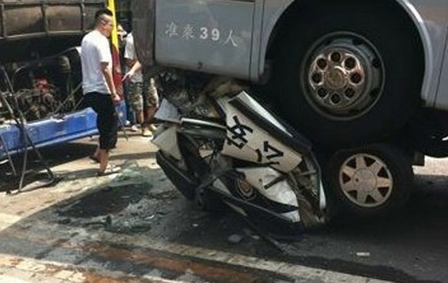 北京惨烈车祸 大巴把警车压成铁饼 车内警察身亡(高清组图)