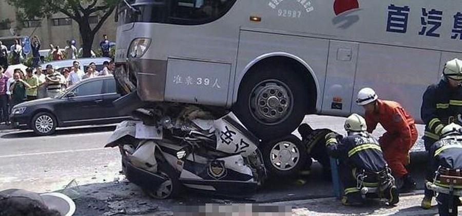 北京惨烈车祸 大巴把警车压成铁饼 车内警察身亡(高清组图)