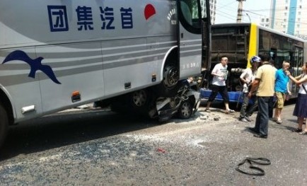 北京惨烈车祸 大巴把警车压成铁饼 车内警察身亡(高清组图)