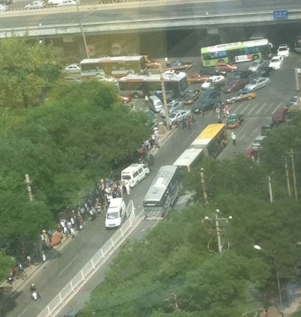 北京惨烈车祸 大巴把警车压成铁饼 车内警察身亡(高清组图)