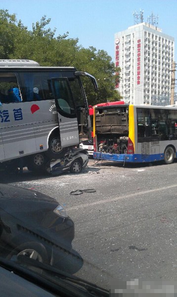 北京惨烈车祸 大巴把警车压成铁饼 车内警察身亡(高清组图)