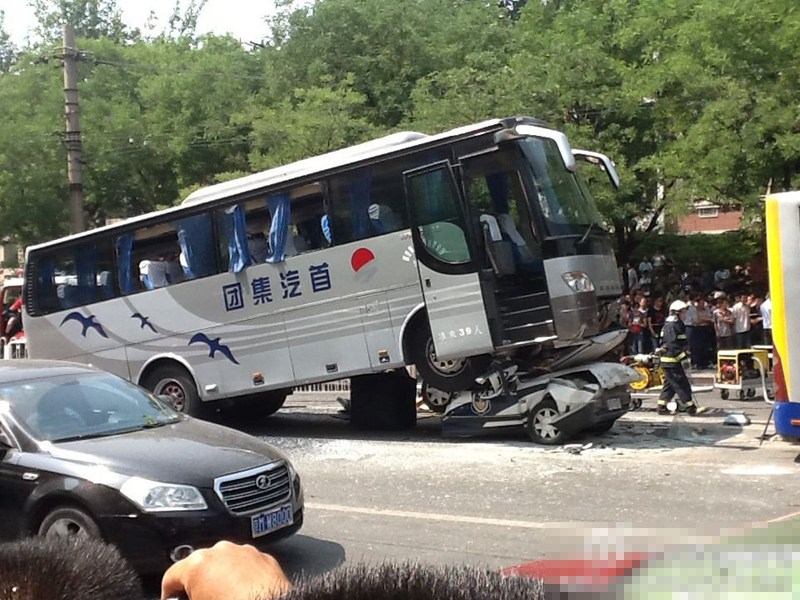 北京惨烈车祸 大巴把警车压成铁饼 车内警察身亡(高清组图)