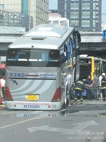 北京惨烈车祸 大巴把警车压成铁饼 车内警察身亡(高清组图)