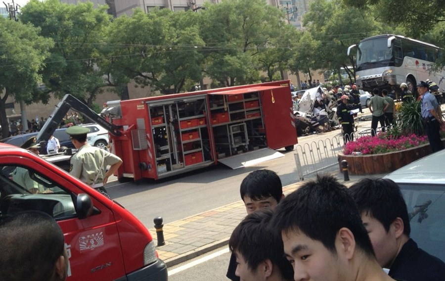 北京惨烈车祸 大巴把警车压成铁饼 车内警察身亡(高清组图)