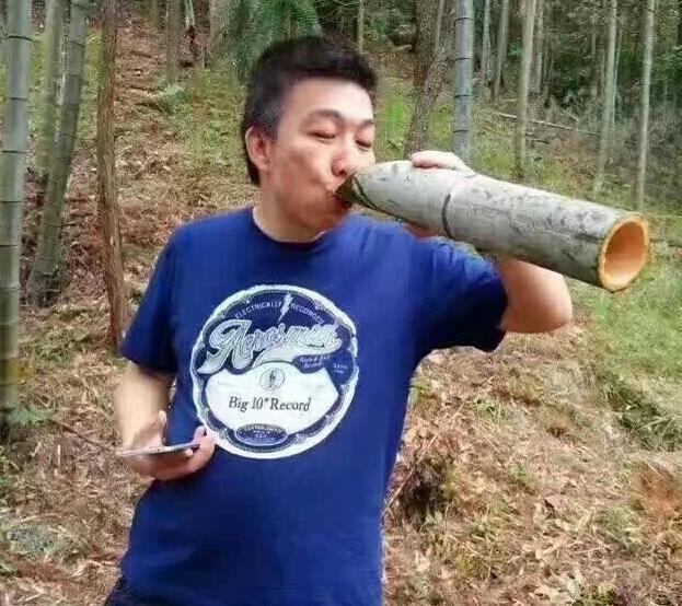 竹子酒里面的酒是怎么灌进竹子里的?卖酒的家伙坏得很