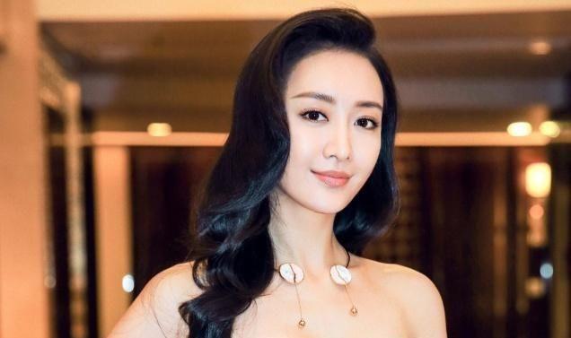 王鸥15年前的老照片，站在10位超模中间，她的颜值是最出众的