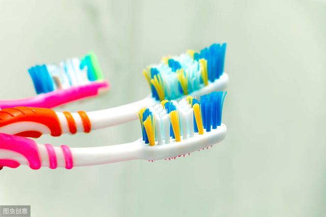 冬天刷牙用冷水还是热水丨刷牙常见的几个误区