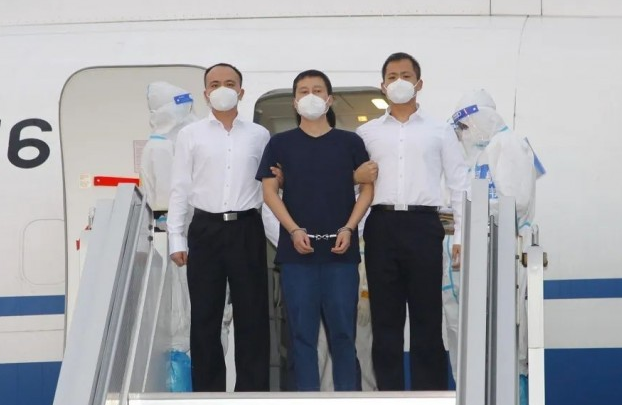 “最有前途”行长 潜藏加拿大红通犯被遣返
