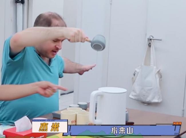 给中国女明星当老公，这个加拿大男人红了