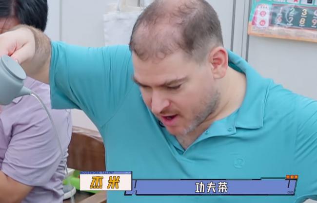 给中国女明星当老公，这个加拿大男人红了