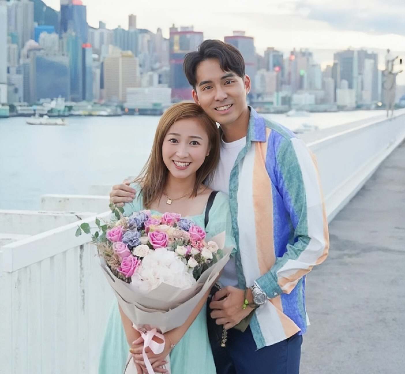 恭喜！TVB童星今日大婚，与老公当众热吻....