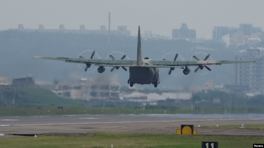 台湾一架美制C-130军机从新竹空军基地起飞。（路透社2024年5月23日）
