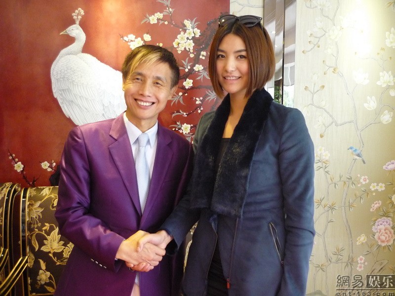 干露露因爆粗事件 被邓建国宣布《康熙私访》换人(组图)